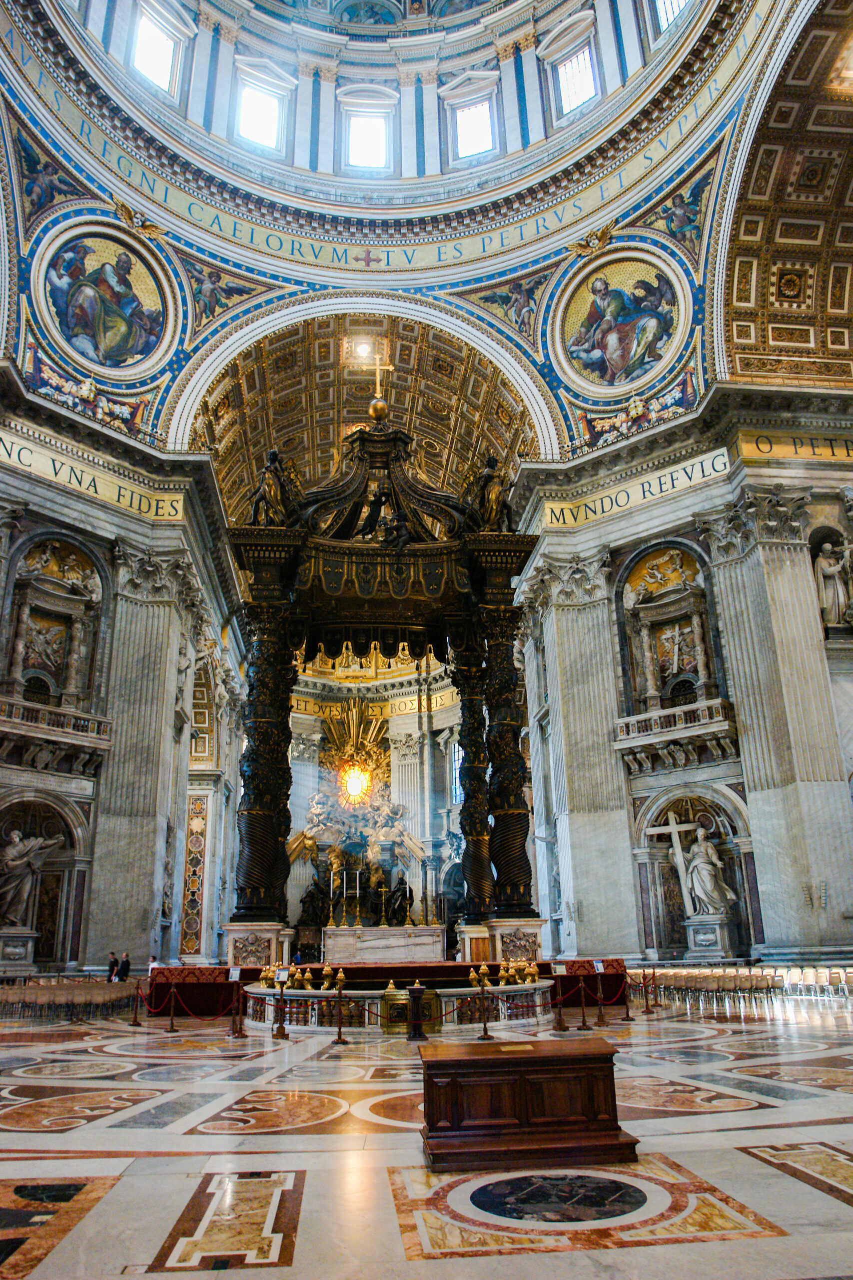 バチカンのサンピエトロ大聖堂内部