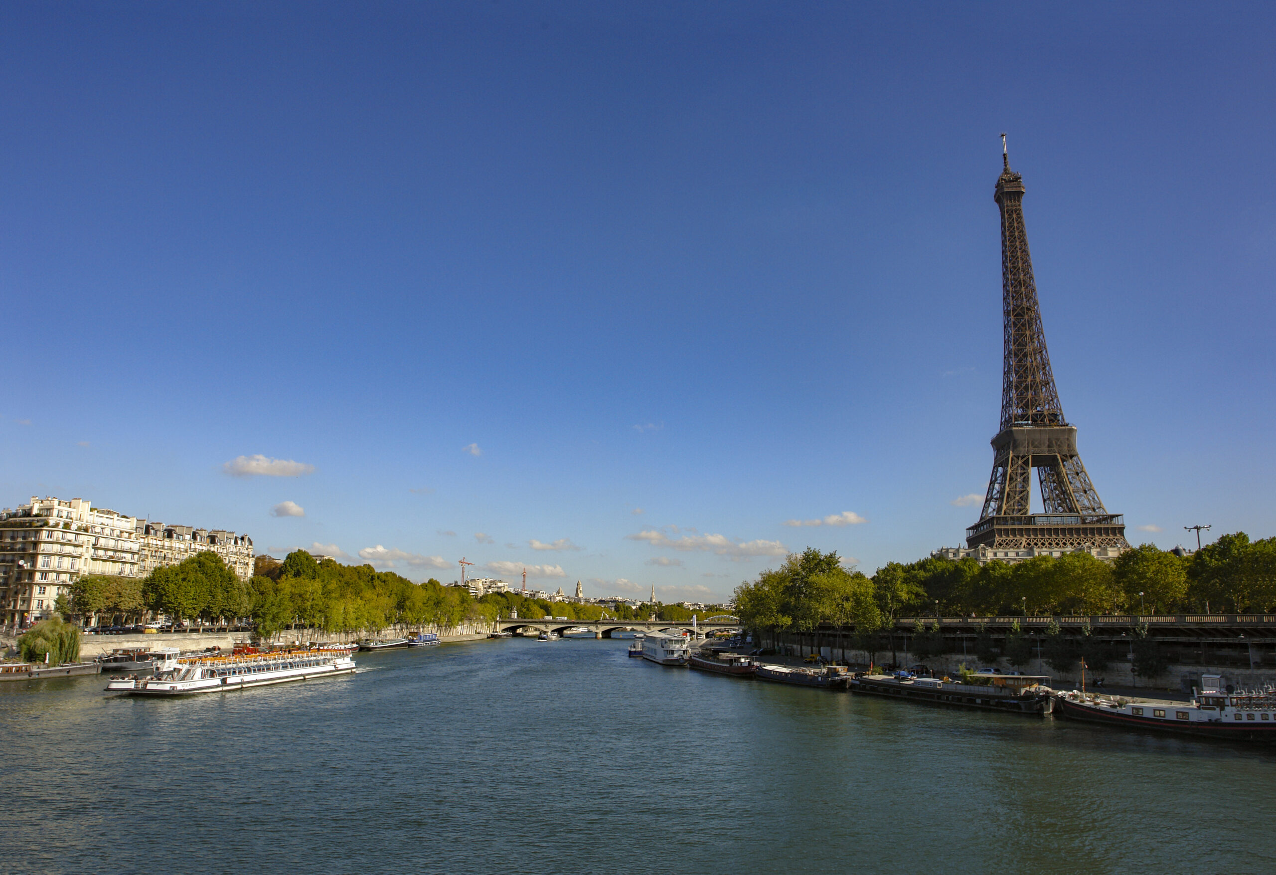 パリのエッフェル塔とセーヌ川を行く観光船