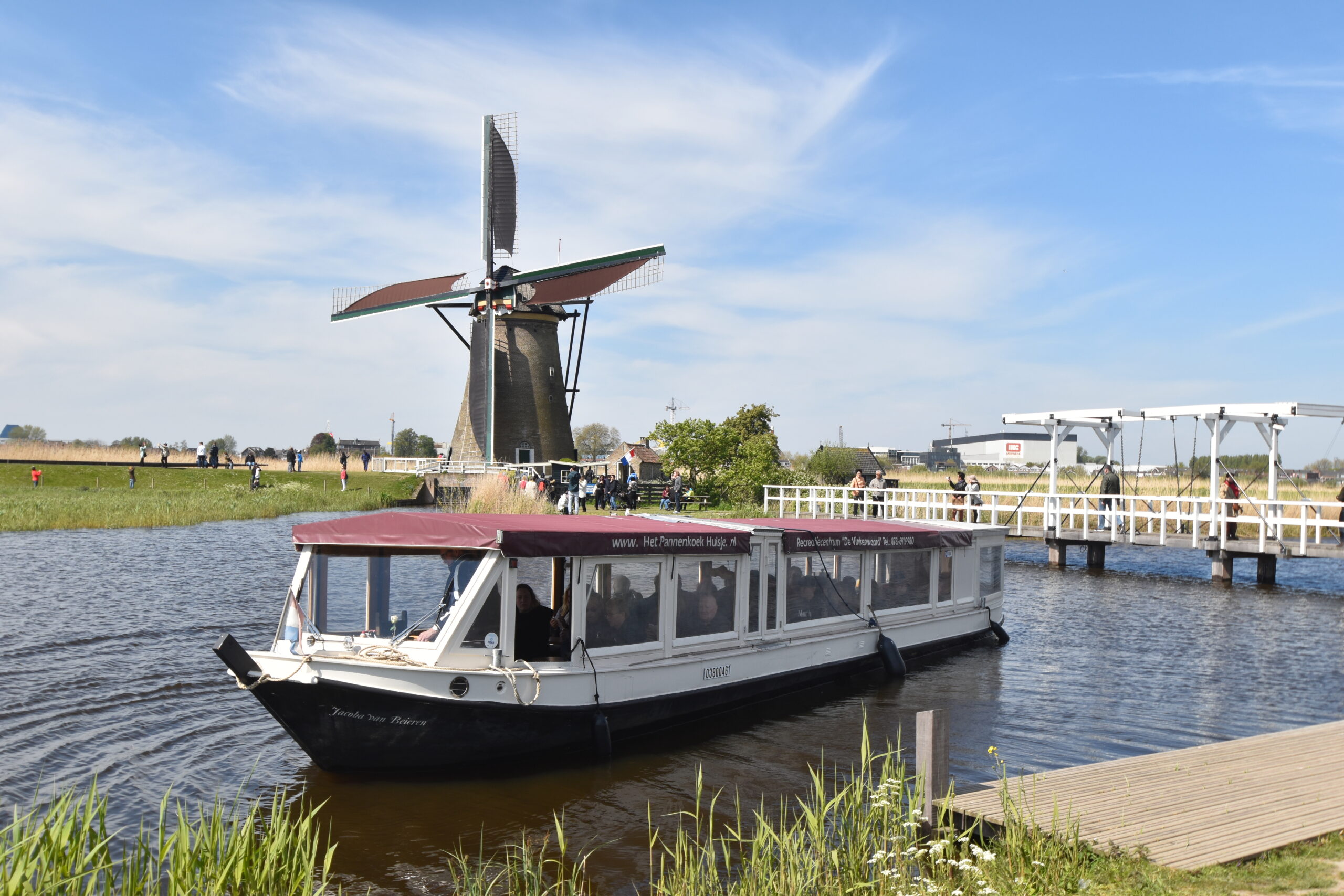 オランダ・キンデルダイクの風車と運河を行く観光船