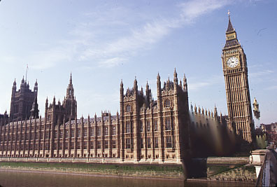 イギリスの国会議事堂とビッグベンのあるどんどん時計台　©Akio Mukunoki