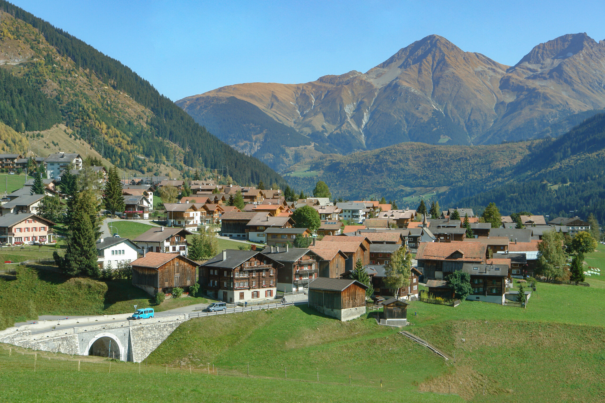 氷河特急の車窓から眺めるスイスの農村風景