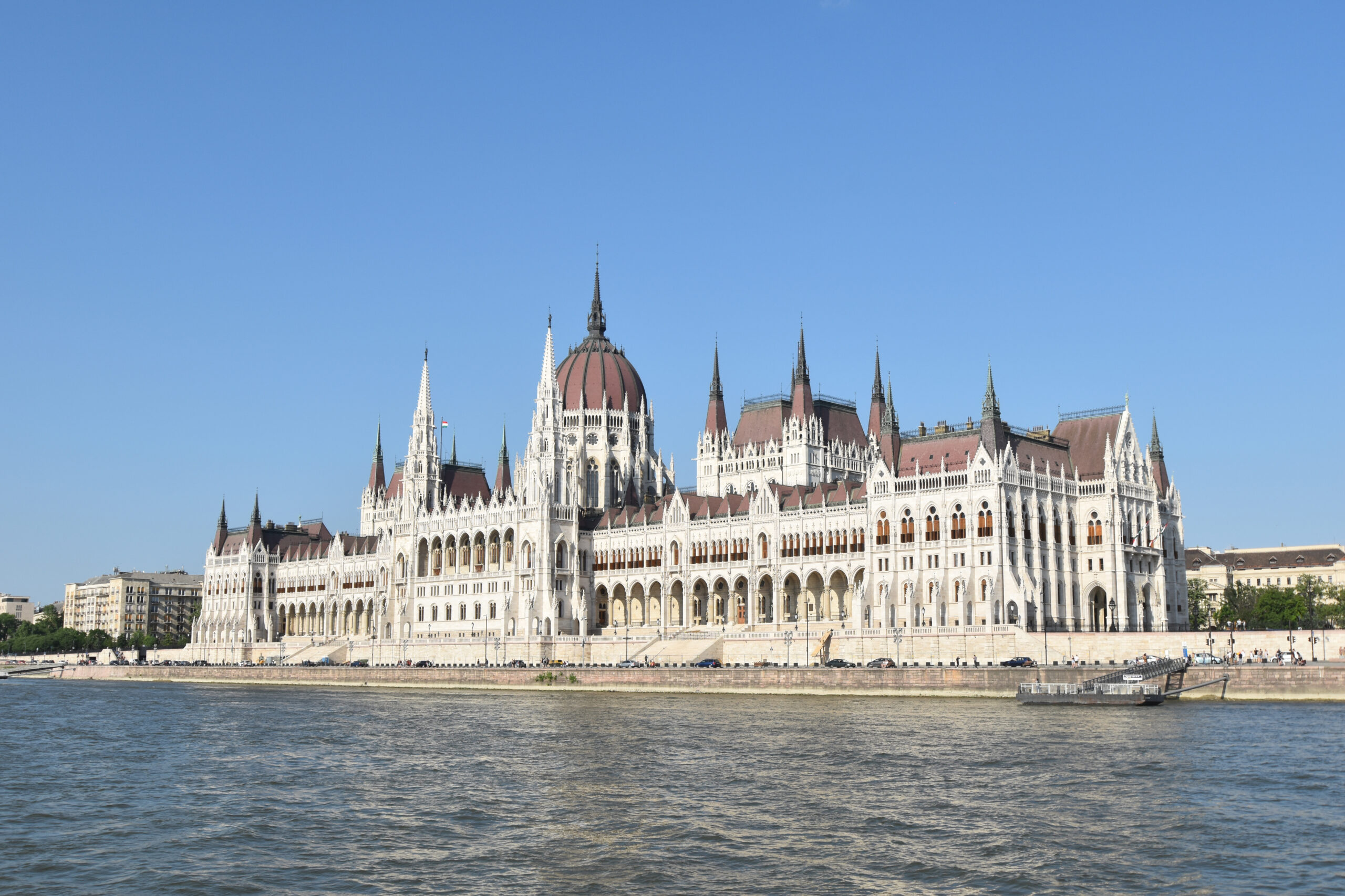ドナウ川から眺めるハンガリー国会議事堂