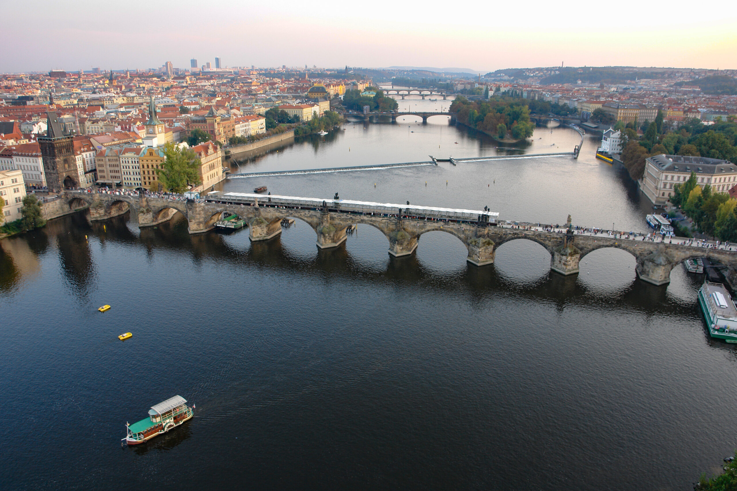 熱気球から眺めるプラハ市街とカレル橋