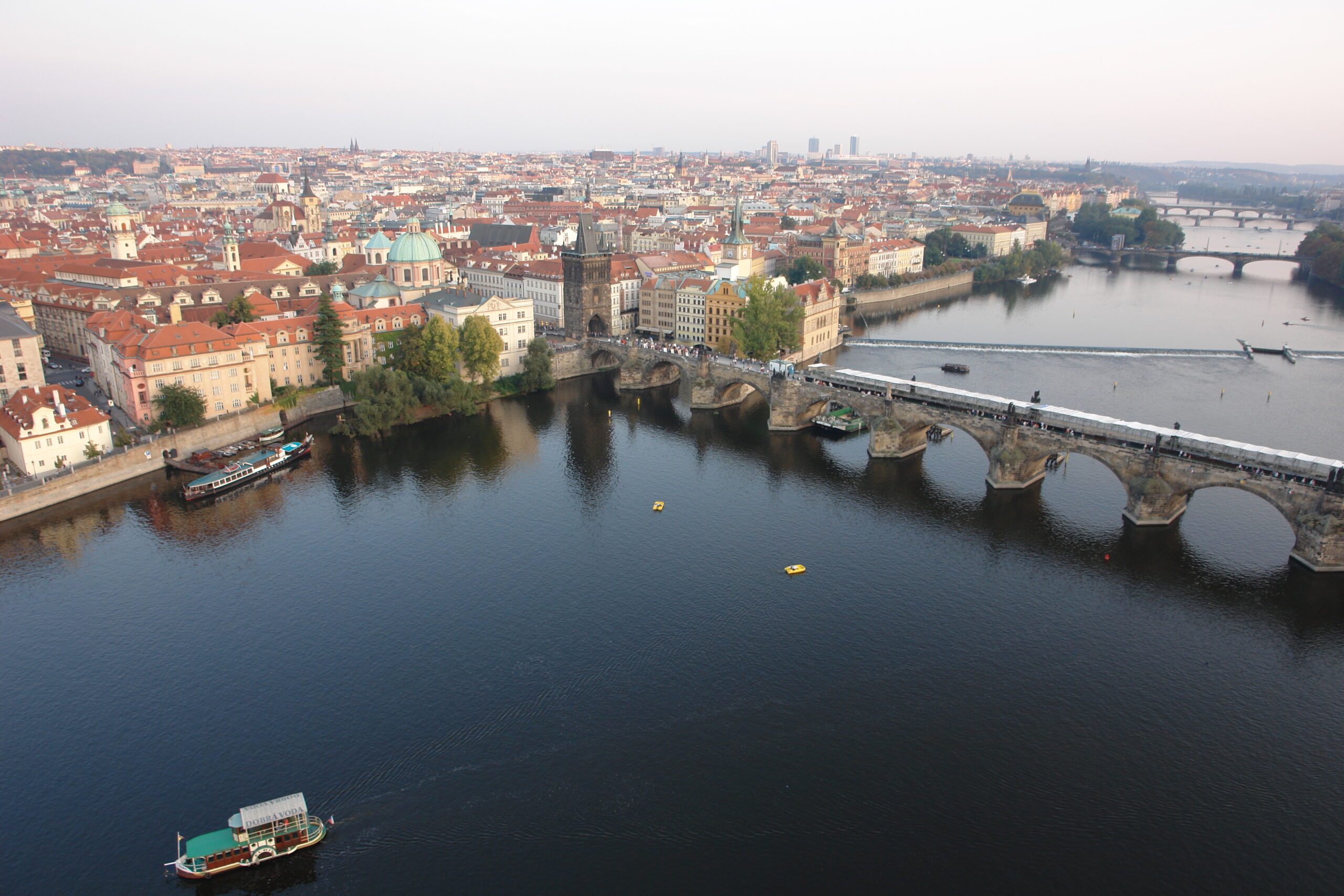 チェコのプラハ旧市街とラプラタ川にかかるカレル橋